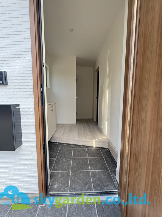 茅ヶ崎市南湖4期　新築戸建　全2棟2号棟の玄関