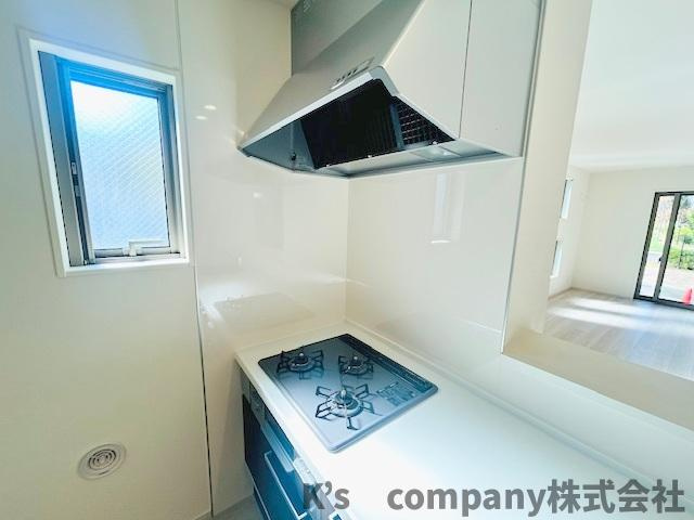 ◎茅ヶ崎市南湖5丁目　新築戸建　2号棟◎のキッチン|三口ガスコンロでお料理の幅が広がります◇