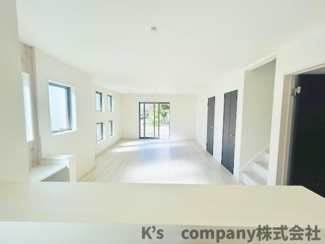 ◎茅ヶ崎市南湖5丁目　新築戸建　2号棟◎の居間・リビング|小さなお子様を見守りながら家事が出来ます♪