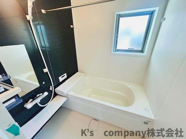 ◎茅ヶ崎市南湖5丁目　新築戸建　2号棟◎の浴室|濃い色調のアクセントパネルが引き締まっておしゃれな印象の浴室スペース◇