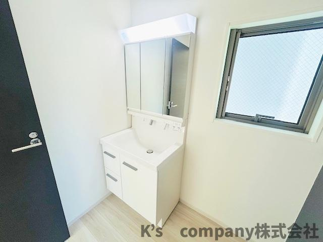 ◎茅ヶ崎市南湖5丁目　新築戸建　2号棟◎の独立洗面台|三面鏡の内側には小物収納が充実しています◇