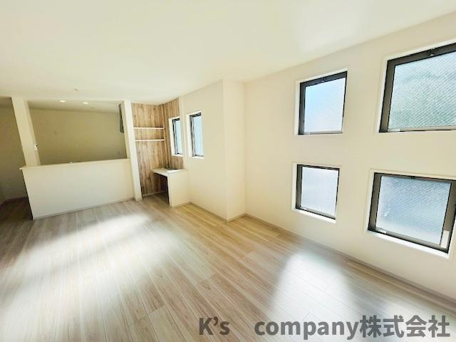 ◎茅ヶ崎市南湖5丁目　新築戸建　2号棟◎の居間・リビング|リビングスペース広々20帖◇窓が多く明るい日差しがたくさん入ります◇