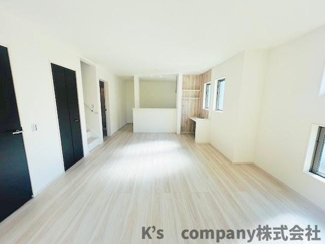 ◎茅ヶ崎市南湖5丁目　新築戸建　2号棟◎の居間・リビング|正面にはご家族が自然と集まるカウンタ―キッチン☆