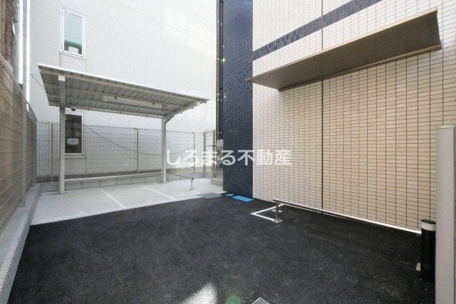 プレサンスOSAKA東中本エシデルの駐車場