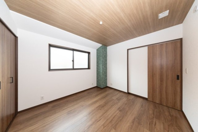 【洋室】 | ライフフィールド美原区真福寺 | 洋室6.3帖。大型ベッドも設置可能でご夫婦の寝室にもオススメ！引き戸仕様で家具配置がしやすく空間を有効活用できます。
