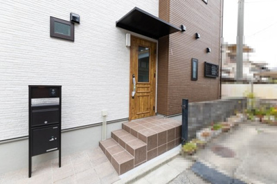 【玄関】 | ライフフィールド美原区真福寺 | 玄関ドアはリモコンキーで開閉でき、荷物で手がふさがっている時など、特に便利です。ポストは宅配ボックス付き。