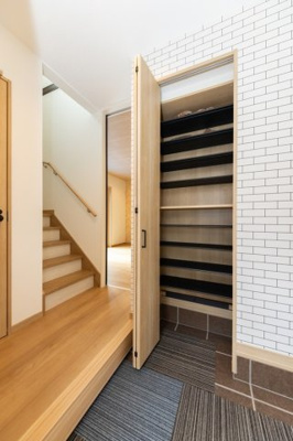 【玄関】 | ライフフィールド美原区真福寺 | キレイな玄関をキープできる、収納力たっぷりのシューズボックス付き。※掲載中の写真は広角レンズで撮影のため、実際の見え方とは異なります。