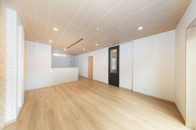 【居間・リビング】 | ライフフィールド美原区真福寺 | 家具配置がしやすいシンプルな内装。ソファやダイニングテーブルを置いても圧迫感がなく、ご家族のライフスタイルに柔軟に対応します！