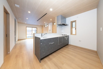 【キッチン】 | ライフフィールド美原区真福寺 | 対面式キッチンで、お子様の遊ぶ姿を見守りながらお料理が可能！大きなお鍋やフライパンも取り出しやすいスライド式の収納です。