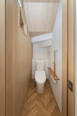 【トイレ】 | ライフフィールド美原区真福寺 | 冬の寒い時期でも快適な温水洗浄便座付のトイレ！各階にあるので、トイレのたびに階段を上り下りする手間もありません。