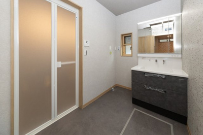 【独立洗面台】 | ライフフィールド美原区真福寺 | 大きく見やすい三面鏡付きの洗面化粧台！鏡裏やボウル下にたっぷり収納があり、生活感の出やすいアイテムも収納可能。