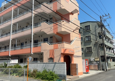 【外観】 | メゾンアロー５ | 土地購入を検討されている場合、境界杭がない状態で購入してしまうと境界確定測量をする必要があり、費用がかかります。購入の前に、売主、隣土地所有者立ち合いのもと境界を確定し境界杭を設置するのがベストです。