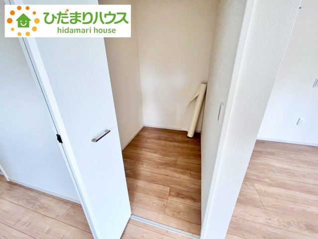 流山市東深井15期　新築戸建　1号棟の収納|リビングにもクローゼットを配備。ご家族皆様で共有すれば、リビングについ置きっぱなしにされがちな衣類もスッキリと片付きます♪							
