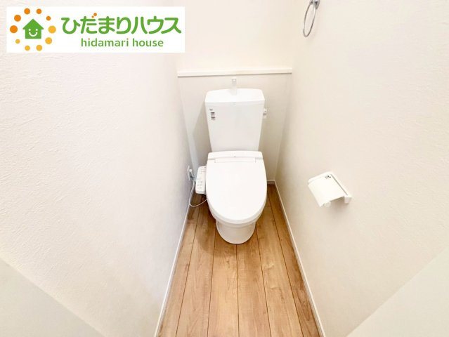 流山市東深井15期　新築戸建　1号棟のトイレ|1・2階にトイレあり。階段を降りなくてもいいので、高齢者の方も優しい☆彡							
