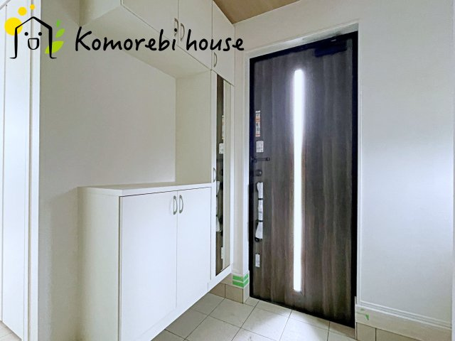 比企郡川島町中山　11期　新築一戸建て　グラファーレ　02の玄関|明るい玄関です
