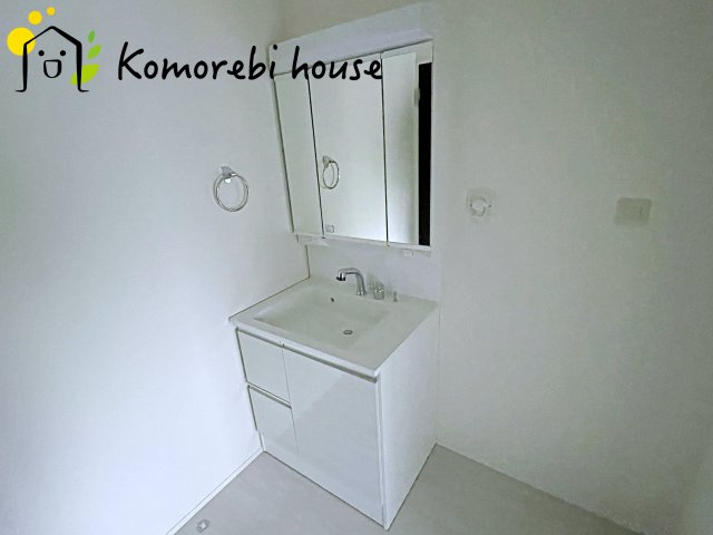 比企郡川島町中山　11期　新築一戸建て　グラファーレ　02の独立洗面台|独立洗面台あり、毎朝おしゃれに忙しい女性の方におすすめです