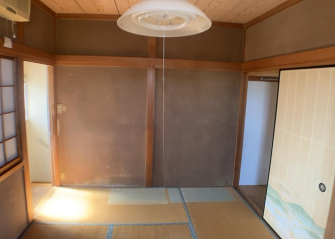 【洋室】 | 洋室のメリットは重い家具が置きやすく、身の回りが整理しやすいことです。 床がフローリングのため畳とは異なり凹みにくいです。 クローゼットなど収納が豊富で、普段使わない旅行カバンや服の整頓も簡単にです。