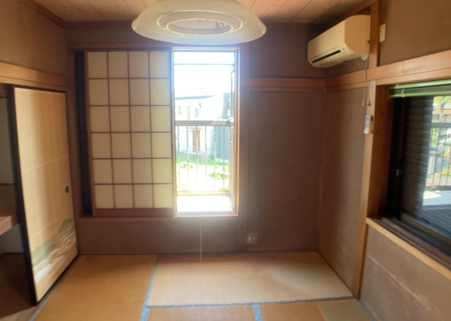 【寝室】 | 寝室でゆっくりと過ごすためにはベッド周りの適度な空間を担保することや窓の位置、照明の明るさ、寝室の広さなどを考える必要があります。自身や家族の構成とライフスタイルに併せて寝室にする部屋を選びましょう！