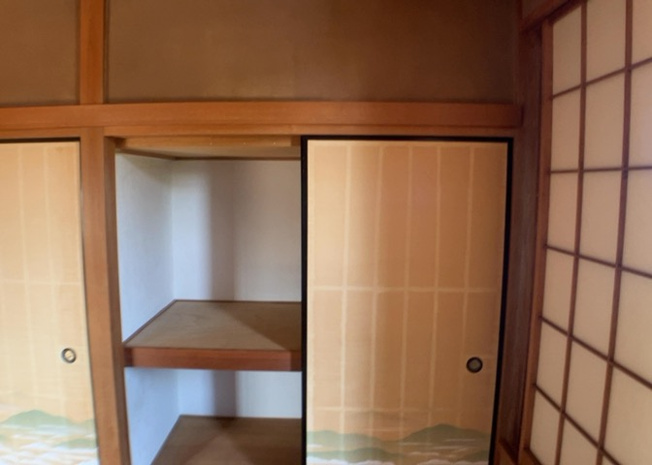 【収納】 | デザイン性を重視しすぎて収納が少なかった！なんてことにならないため、事前に現地で収納の数を確認しておくことをお勧めします。クローゼット以外にも床下収納や屋根裏収納、パントリーなどもチェックしましょう。