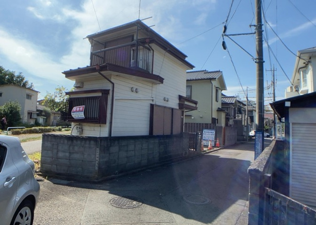 【前面道路含む現地写真】 | 住宅用の土地では前面道路に2m以上接していなければならないと法律で定められています。しかし、お持ちの車のサイズやライフスタイルなどにより、2mでは利便が悪い場合もございますので、事前に確認しましょう。