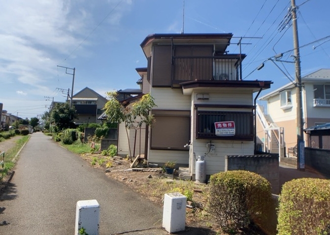 【前面道路含む現地写真】 | お持ちの車種によっては前面道路が広い方が便利でしょう。しかし、前面道路が広ければその分交通量が多くなるため、騒音などが気になる場合があります。実際に現地を見学し、周辺交通量や騒音などを確認しましょう！