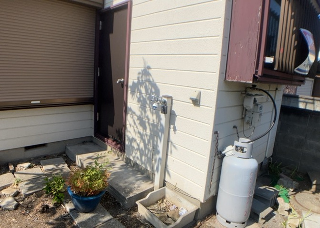 【設備】 | 敷地内に散水栓や立水栓があると便利です。水道水を直接利用できるため、水を運ぶ手間を省くことが出来ます。大量の水を必要とする洗車作業や清掃などに役立ちます。その他設備とあわせて、現地でご確認ください。