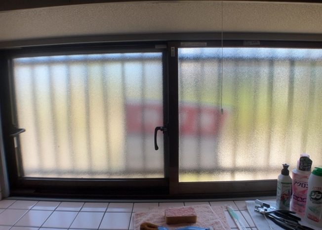 【内装】 | サッシは、ガラス窓に使用される金属製の窓枠です。一般的に住宅建築では、金属製建具工事の段階でガラス類・玄関などと同時に設置されます。種類や構造により断熱性能や遮音性能が異なるので現地でご確認ください。