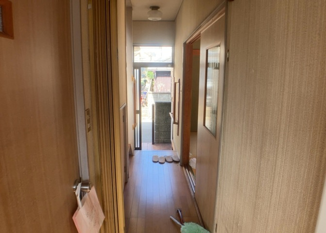 【脱衣所】 | 多くの戸建て住宅で見かける洗面脱衣所は、洗面台と洗濯機が2畳ほどのスペースに並べられていて、洗面所が脱衣所を兼ね備えている間取りが一般的です。お客様が利用することもある、パブリックな空間でもあります。