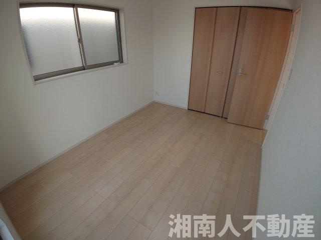 平塚市田村6丁目 中古戸建の洋室|落ち着いた色調の洋室です