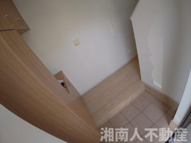 平塚市田村6丁目 中古戸建の玄関|ゆったりとした玄関です