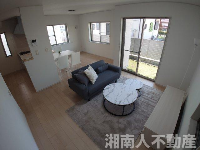 平塚市田村6丁目 中古戸建の居間・リビング|こちらのリビングで趣味の時間をお楽しみください