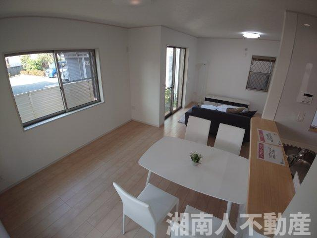 平塚市田村6丁目 中古戸建の居間・リビング|こちらのリビングで趣味の時間をお楽しみください