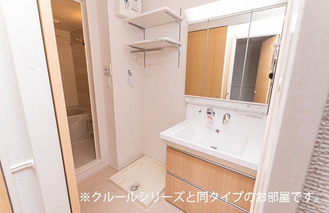 可部３丁目アパートの洗面所|明るい洗面所です