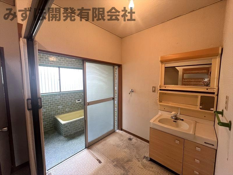 東根市温泉町1-13-1の独立洗面台