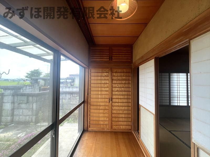 東根市温泉町1-13-1のその他|廊下の奥に収納があります。
