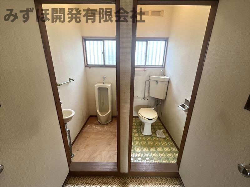 東根市温泉町1-13-1のトイレ|トイレは二つございます。