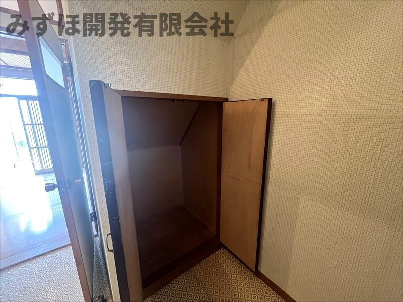 東根市温泉町1-13-1の収納|階段下収納です。