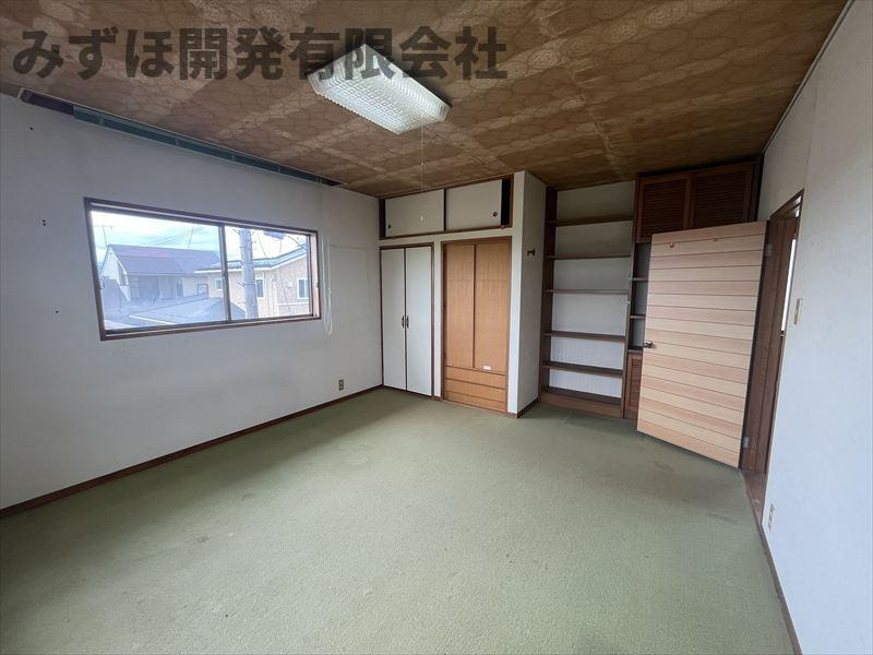 東根市温泉町1-13-1の洋室|収納も充実しています。