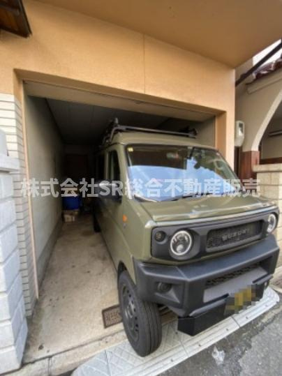 玉串町東2丁目中古戸建の駐車場|お車をお持ちの方には嬉しい駐車場はシャッター付き車庫（車種による）です！雨風から大事なお車を守れます。