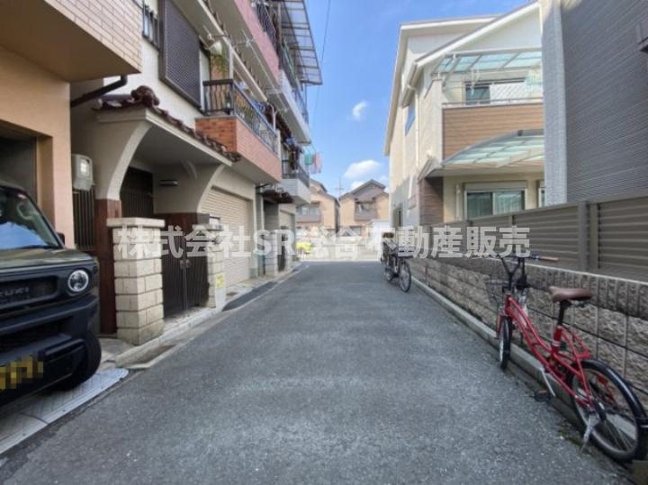 玉串町東2丁目中古戸建の前面道路含む現地写真|リフォームや住宅ローン・東大阪市の不動産の事なら弊社にお任せ下さいませ！
各地域の特徴・グルメ・裏道やその他、細かい情報等も熟知した
東大阪市出身のスタッフが新生活を送るお客様をサポート致します！