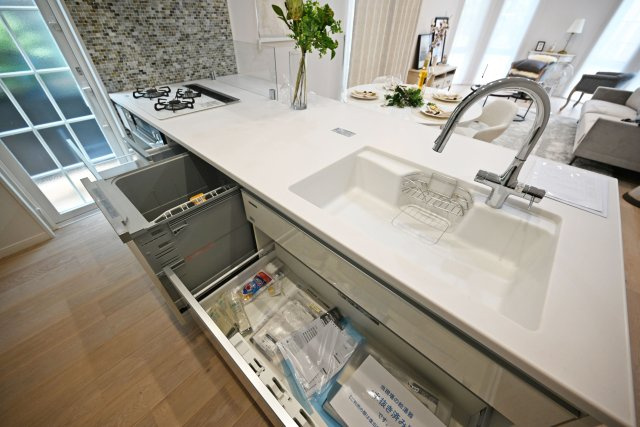西宮市南甲子園3丁目新築未入居戸建│3SLDK+駐車2台可(車種制限有)のキッチン|キッチンの天板と収納が見えやすいように撮影した写真です。食洗器や水栓一体型浄水器も導入した機能的なキッチンです。