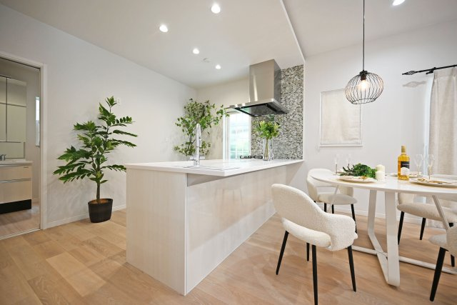 西宮市南甲子園3丁目新築未入居戸建│3SLDK+駐車2台可(車種制限有)のキッチン|キッチン上部にもダウンライトを配置し、アクセントクロスが美しいナチュラルモダンのキッチンに仕上がりました。