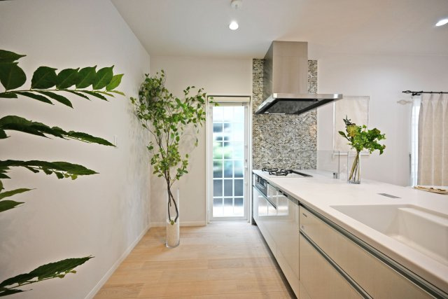 西宮市南甲子園3丁目新築未入居戸建│3SLDK+駐車2台可(車種制限有)のキッチン|敷地が広い分、キッチンにも十分なスペースを確保することが出来ました。 カップボードの奥行きは500mmを目安にご検討下さい。