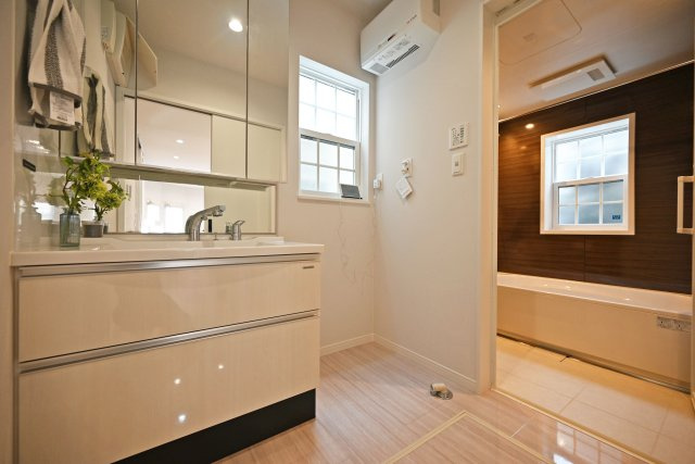 西宮市南甲子園3丁目新築未入居戸建│3SLDK+駐車2台可(車種制限有)の独立洗面台|1階洗面台は3面鏡裏収納付きのドレッサーを採用しています。小窓も設けているため、電気乾燥機等によりこもる湿気もしっかり排出できます。