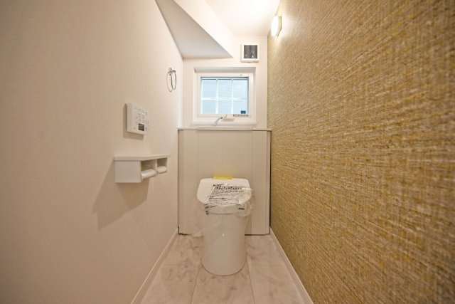 西宮市南甲子園3丁目新築未入居戸建│3SLDK+駐車2台可(車種制限有)のトイレ|1階トイレはタンクレストイレが採用されています。