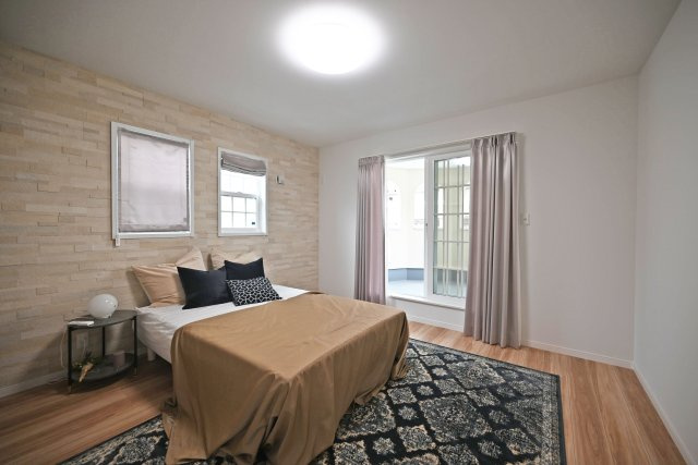 西宮市南甲子園3丁目新築未入居戸建│3SLDK+駐車2台可(車種制限有)の洋室|2階主寝室想定洋室に入ってすぐの内観写真です。 アクセントクロスを採用しており、お部屋全体がグッとお洒落に見えます。広さは8帖でクイーンベットの配置も可能です。