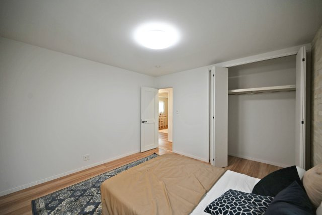 西宮市南甲子園3丁目新築未入居戸建│3SLDK+駐車2台可(車種制限有)の洋室|-主寝室(2F)-
各居室、収納庫内には枕棚とハンガーレールを配置しています。 限られた収納スペースでもすっきりと片付けることが出来ます。