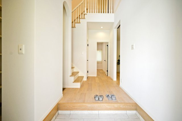 西宮市南甲子園3丁目新築未入居戸建│3SLDK+駐車2台可(車種制限有)の玄関|1階玄関に入ってすぐの内観写真です。シューズボックスにウォークスルークロークを備えた収納量・動線ともに優れた設計。