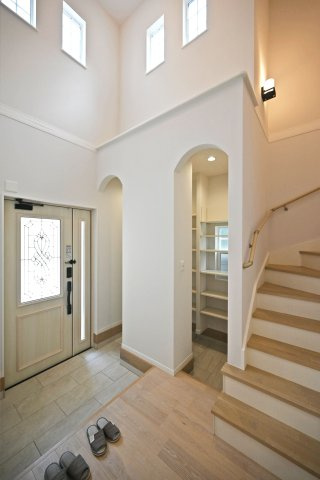 西宮市南甲子園3丁目新築未入居戸建│3SLDK+駐車2台可(車種制限有)の玄関|広々として開放感がある玄関ホールは、来客時も気持ちよく迎えるこことができます。 玄関上部には吹抜が設けられており、採光も確保され明るく清潔感のある玄関です。