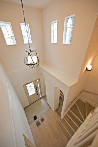 西宮市南甲子園3丁目新築未入居戸建│3SLDK+駐車2台可(車種制限有)の玄関|1階玄関吹抜の内観写真です。
明るく、開放感のある空間が演出されています。